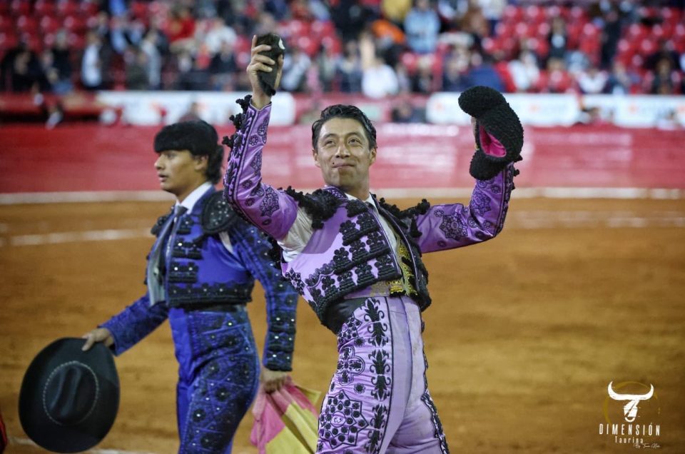 Sergio Flores corta una oreja en la Plaza México